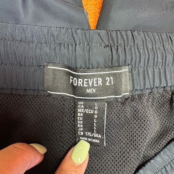 Forever 21 Black Youth Graphic Shorts - Picture 6 of 7